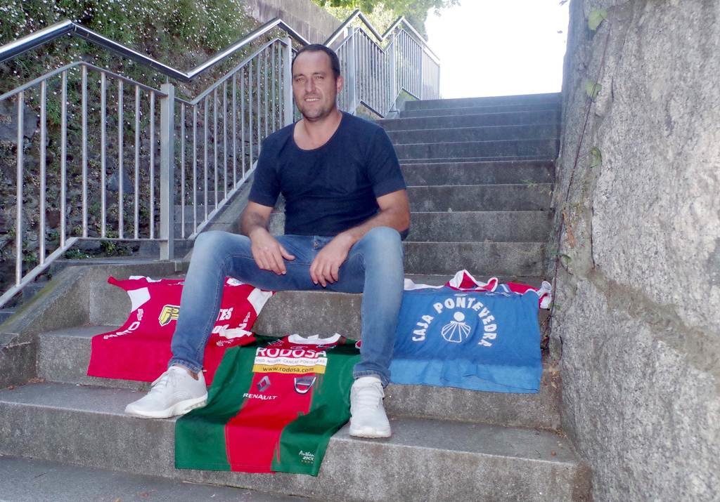El ya exjugador vigués posa con las camisetas de los tres equipos gallegos con los que jugó en la élite.