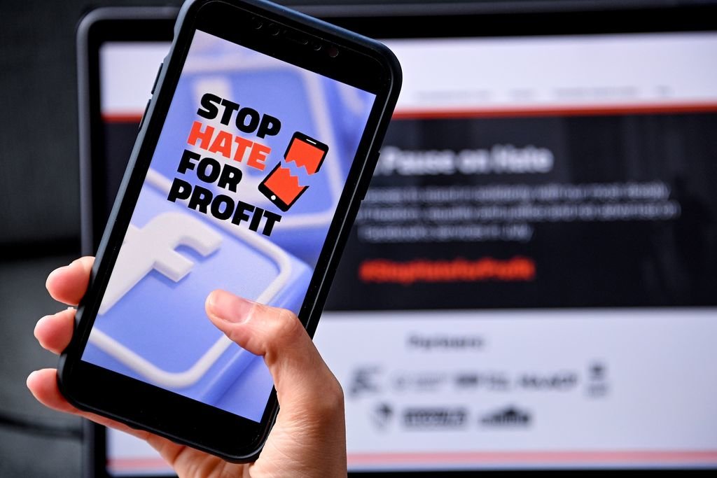 Lema de la campaña &#34;StopHateForProfit&#34; (Paremos los beneficios por odio) en la pantalla de un móvil.