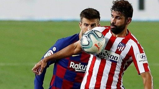 Diego Costa controla un balón ante la presencia de Piqué.