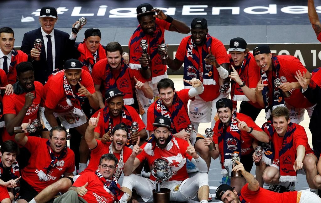 Jugadores y técnicos del Baskonia celebran el título de Liga conquistado ayer en Valencia.