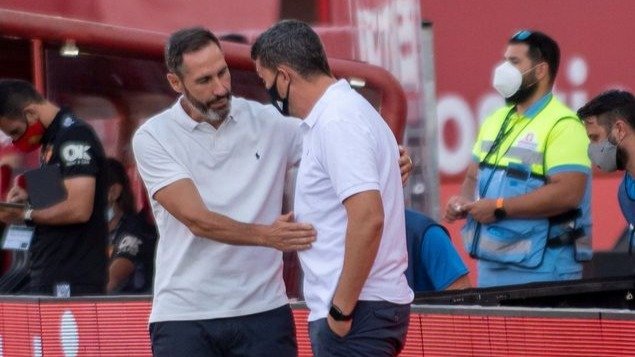 Óscar García (d) saluda al técnico del Mallorca, Vicente Moreno.