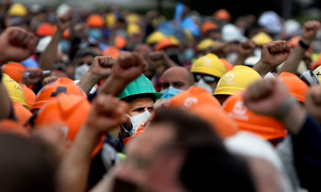 Concentración de trabajadores de Alcoa frente a la sede de la Xunta de Galicia.