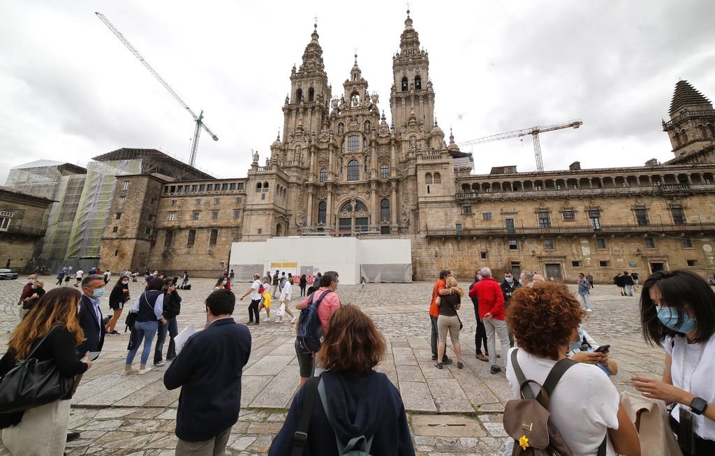 Grupos de turistas ayer en la plaza del Obradoiro.