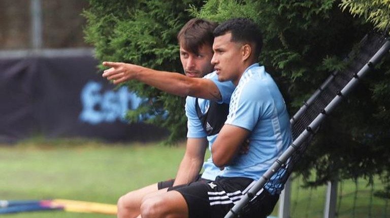Kevin Vázquez charla con Jeison Murillo durante el entrenamiento de ayer en A Madroa.
