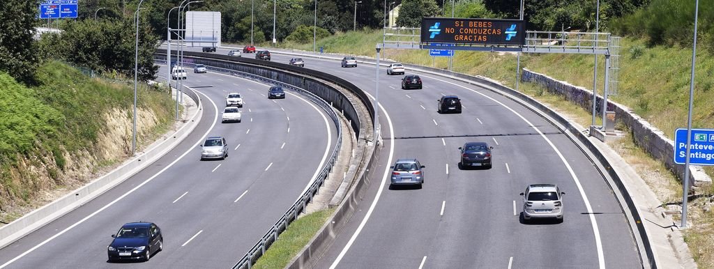 Circulación por la Autopista del Atlántico AP-9, donde estos días reaparece un famoso mensaje de la DGT: &#34;Si bebes no conduzcas&#34;.