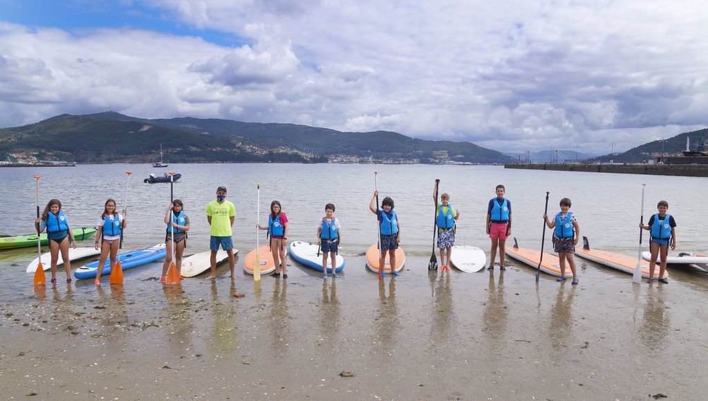 Los 80 participantes del campamento de verano de la ETEA realizan distintas actividades y deportes náuticos como el paddle surf.