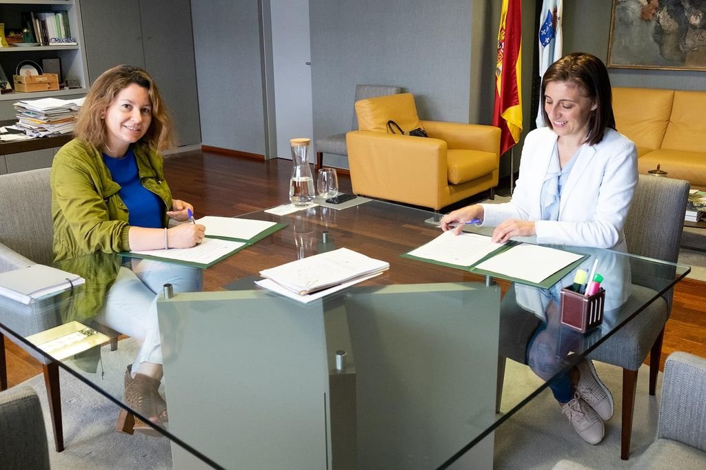 La alcaldesa, Marta Valcárcel (iz), y la conselleira, Ángeles Vázquez, ayer firmando el convenio.