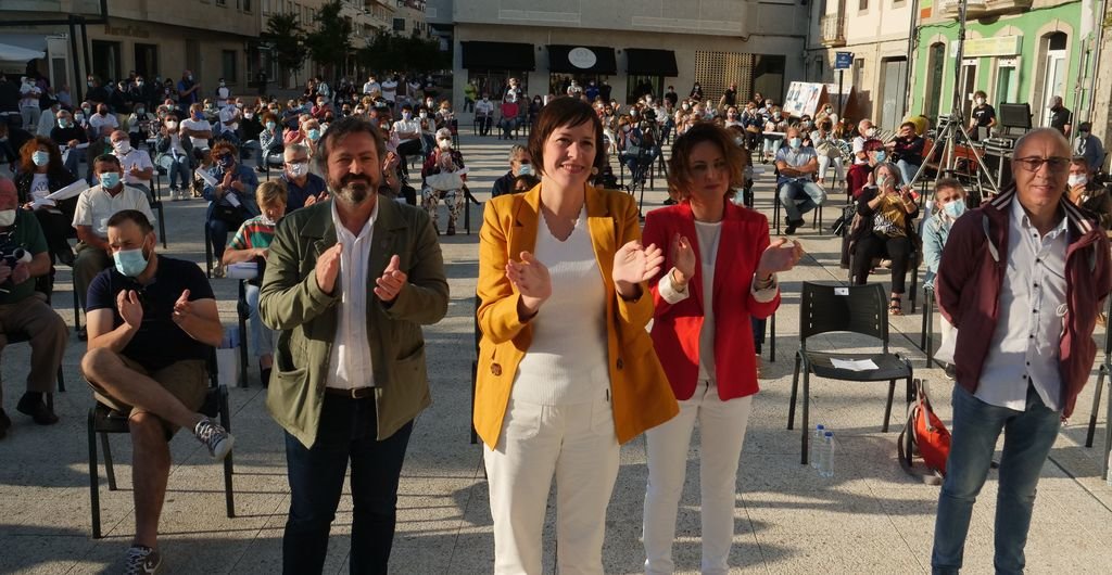 Ana Pontón con Luis Bará e a alcaldesa Sandra González, onte no mitin que deu en Tomiño.