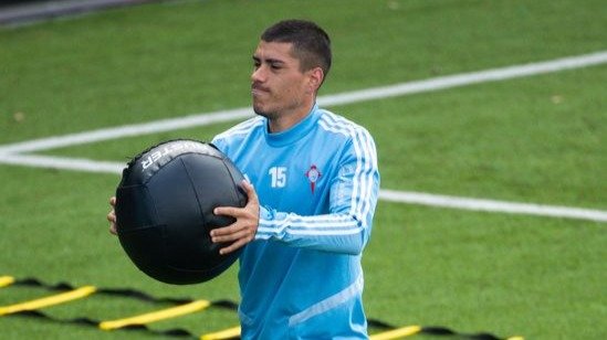 El lateral uruguayo Lucas Olaza, en un entrenamiento del pasado mes de junio  en A Madroa.