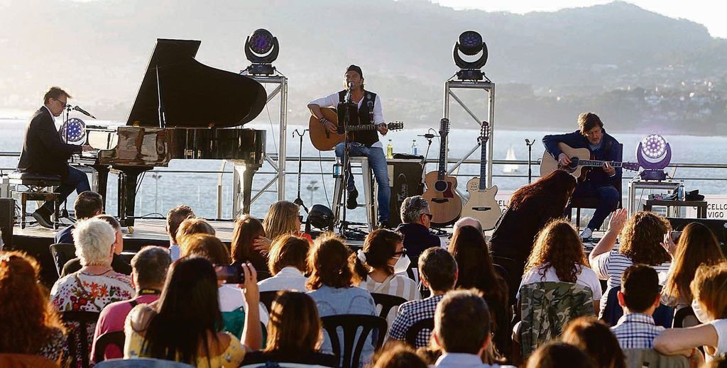 Los Secretos actuaron ayer en la terraza del Auditorio Mar de Vigo ante un aforo limitado por las medidas de seguridad y distancia social.