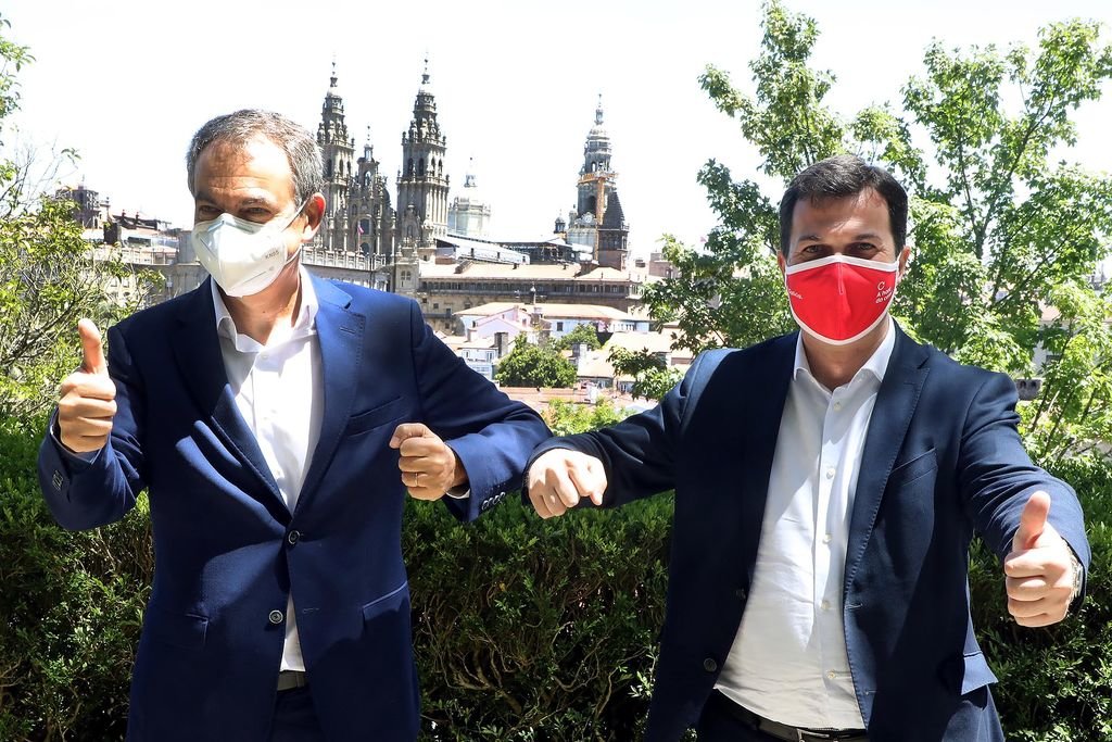 Zapatero y Caballero posan para los medios de Santiago de Compostela.