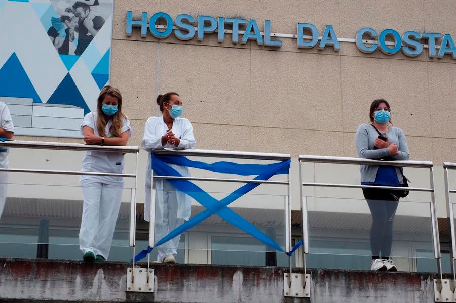 Miembros del personal del Hospital da Costa, en Burela, Lugo.