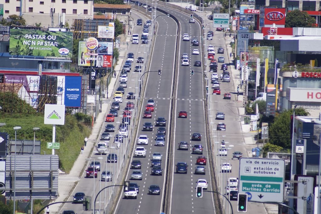 El flujo de vehículos ayer, durante la franja de mayor circulación hasta las tres de la tarde, en la avenida de Madrid, uno de los accesos a Vigo.