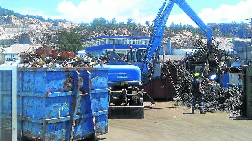 Traballadores de Import-Export Martínez Souto xestionando residuos