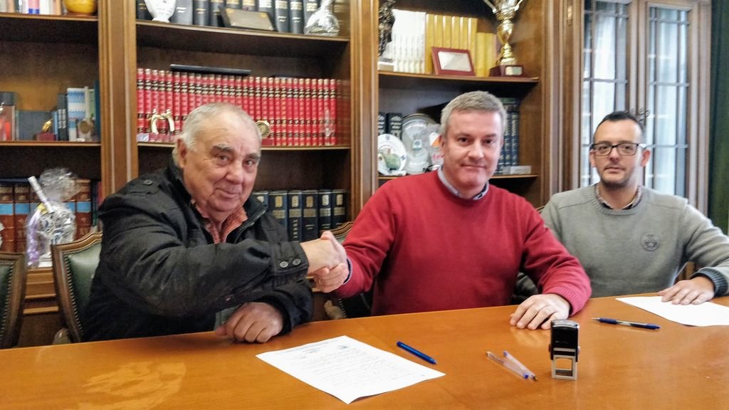 El alcalde, Luis Piña, firmando la cesión de la finca con su propietario, José Ramón Méndez