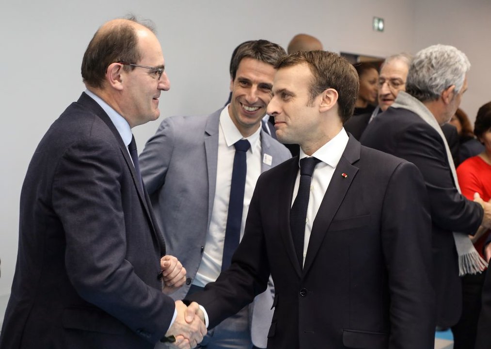 Emmanuel Macron le estrecha la mano al nuevo Primer Ministro francés, Jean Castex.