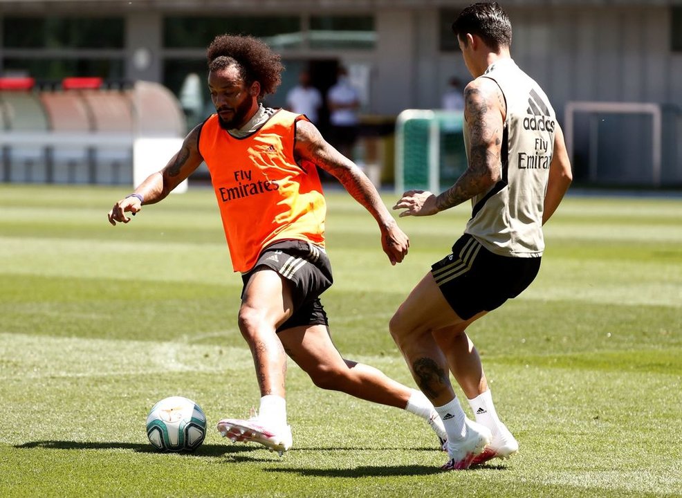 Marcelo se lleva el balón, ayer, en el entrenamiento del Real Madrid.