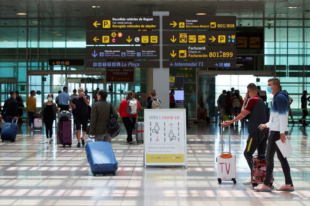 Un grupo de pasajeros transitan por el aeropuerto de El Prat en Barcelona.