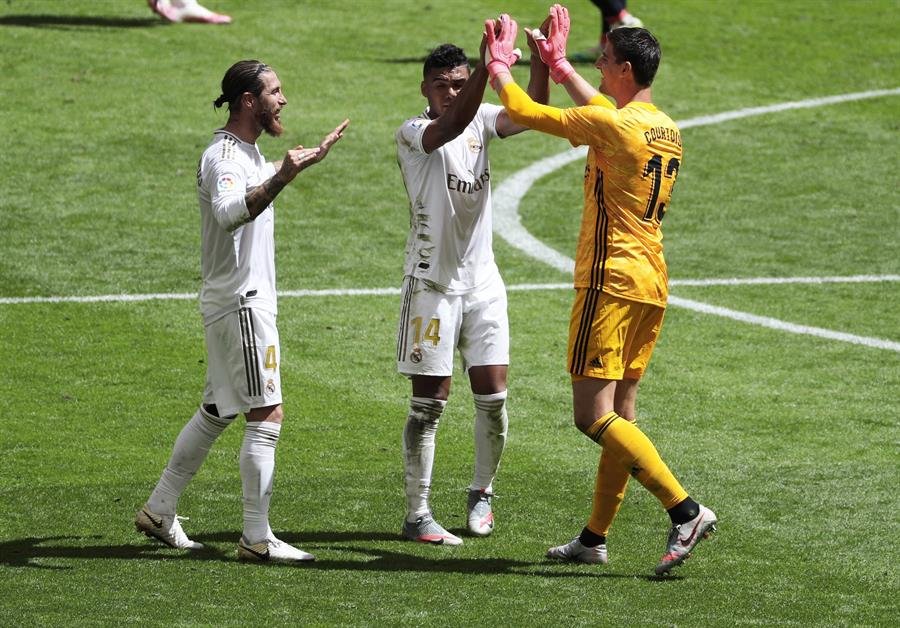 Los jugadores del Real Madrid Thibaut Courtois (d) Carlos Casemiro (c) y Sergio Ramos celebran la victoria ante el Athletic de Bilbao