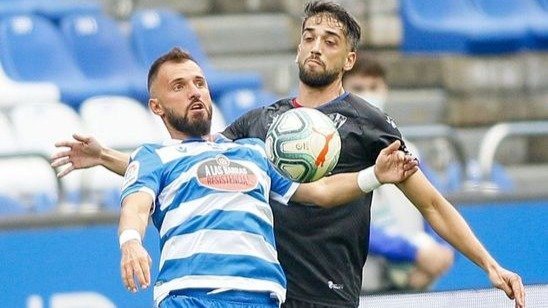 Emre Çolak trata de controlar un balón en el partido de ayer.