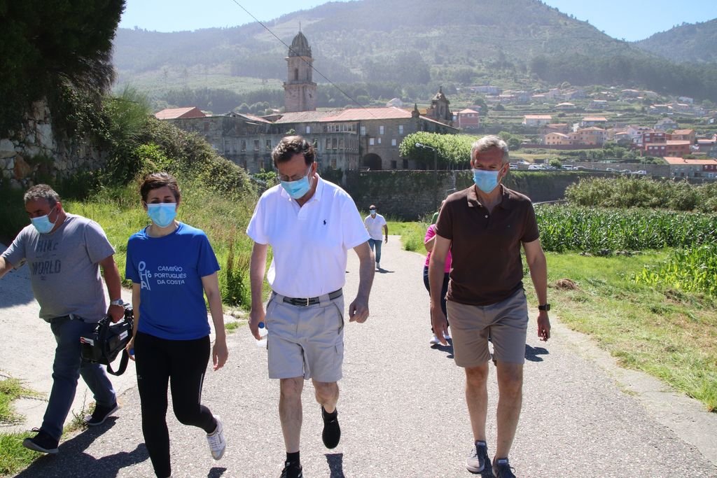 Mariano Rajoy realizó ayer en Oia un tramo del Camino luso por la Costa junto a Alfonso Rueda.