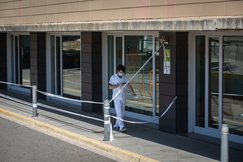 Un sanitario camina por el exterior del Hospital Universitario Arnau de Vilanova de Lleida.