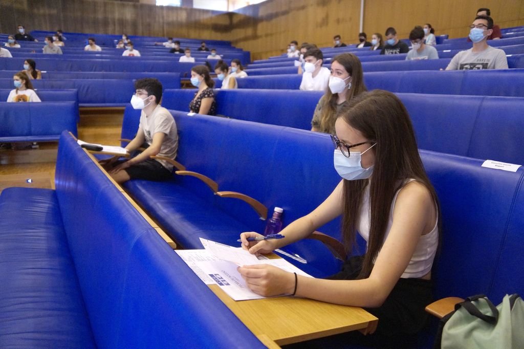 Dos alumnos realizan un examen en la Facultad de Económicas