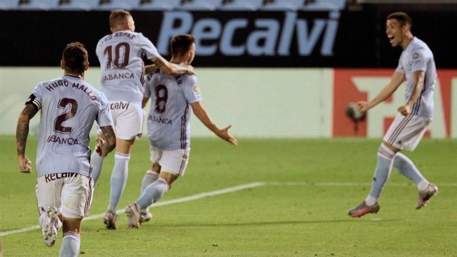 Los jugadores del Celta de Vigo celebran el primer gol
