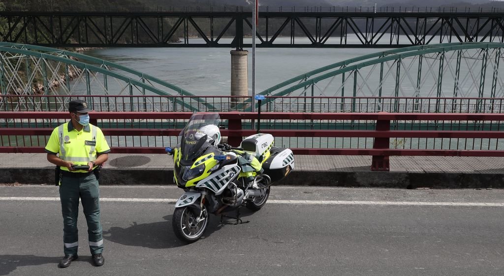Agente de la Guardia Civil con su moto.