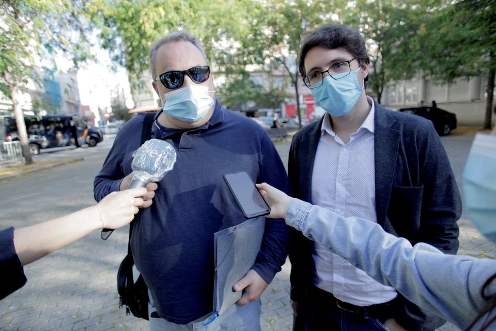 Carlos Babío y Manuel López, atendiendo a los medios.