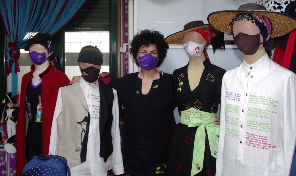 Patricia González coas súas máscaras bordadas que vende a 10 e 12 euros.