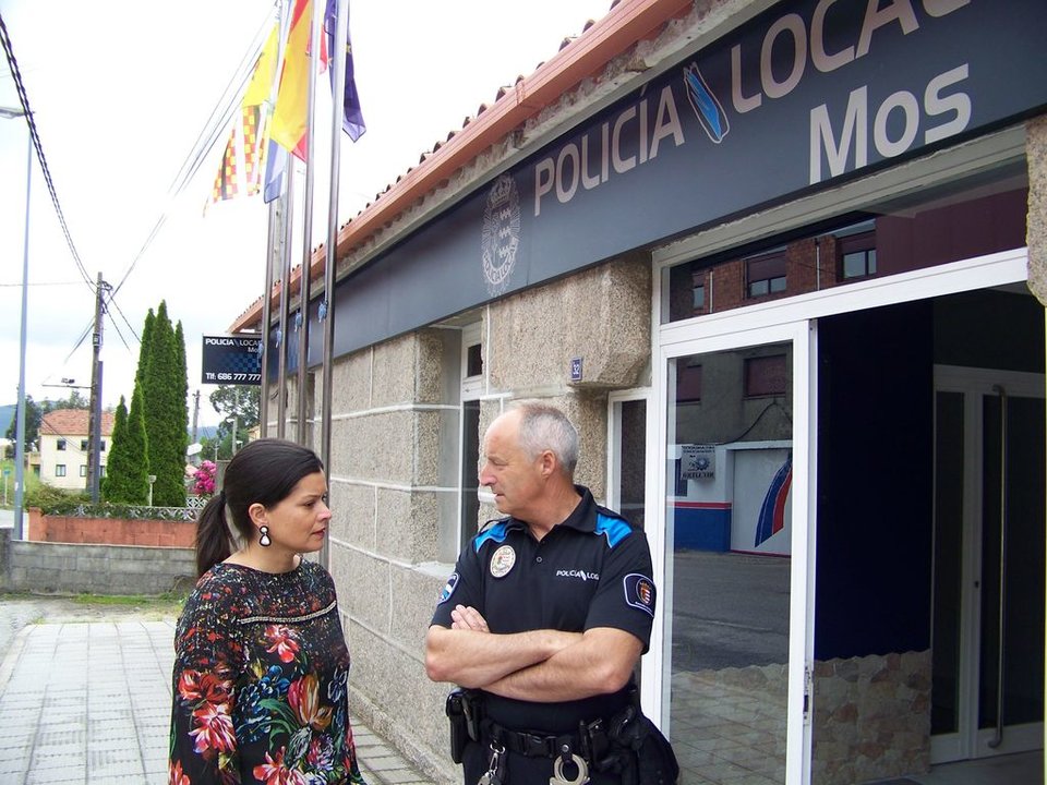 ALa alcaldesa, Nidia Arévalo con el Jefe de Policía Local de Mos, Gerardo Álvarez.