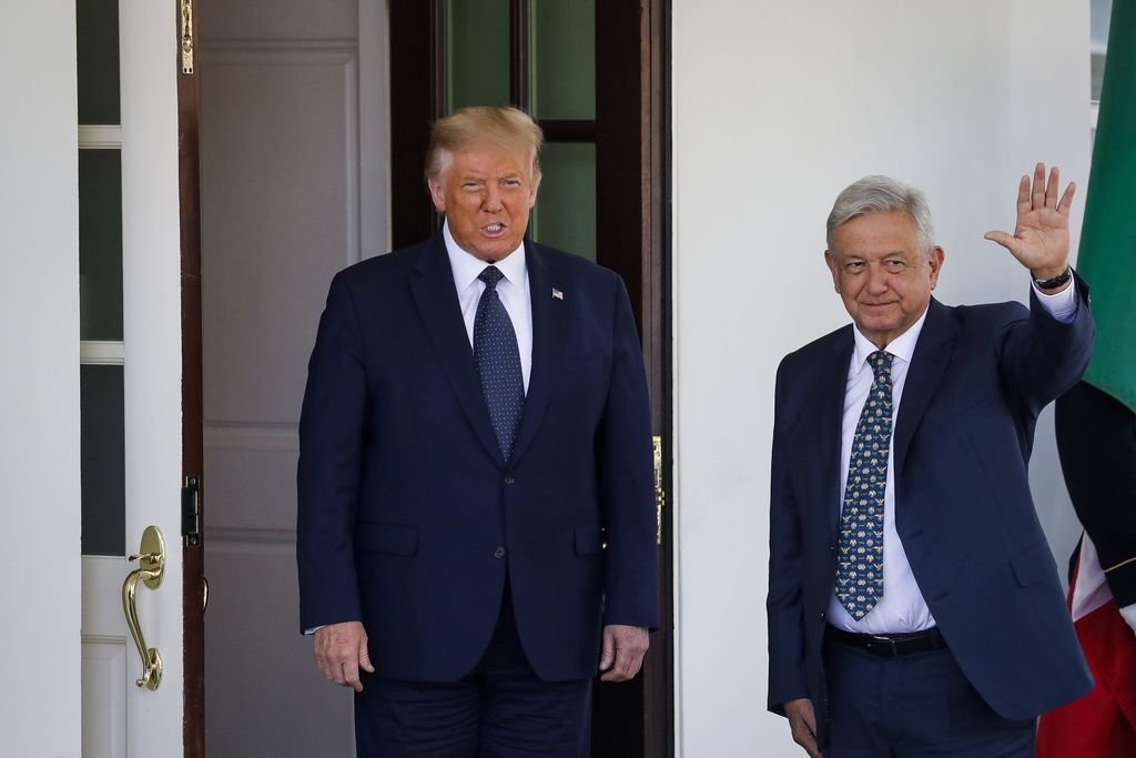 Trump y López Obrador saludan a la llegada del segundo a la Casa Blanca.