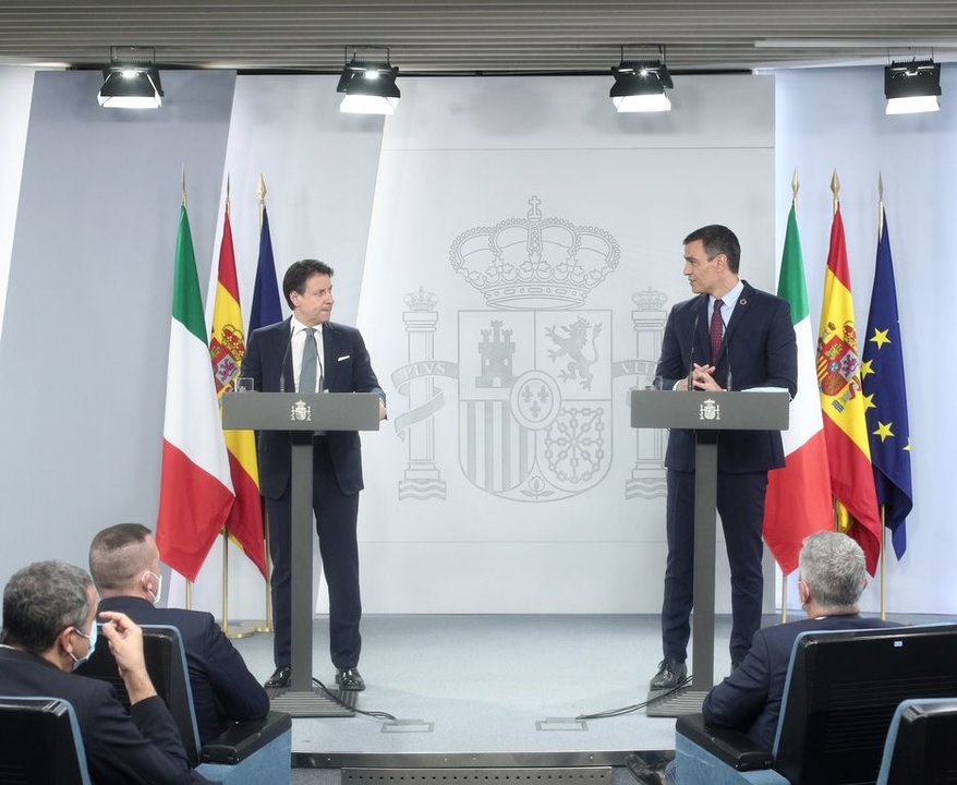 Conte y Sánchez durante la rueda de prensa de ayer en Moncloa tras su reunión.