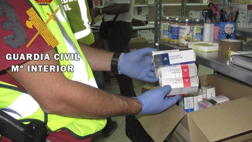 Un agente de la Guardia Civil muestra medicamentos falsos tras un registro policial.