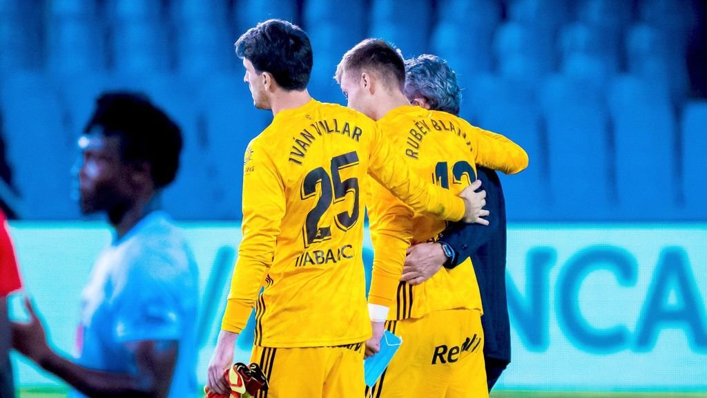 Iván Villar consuela a Rubén Blanco cuando éste se retiraba del campo al término del partido del pasado martes ante el Atlético de Madrid.