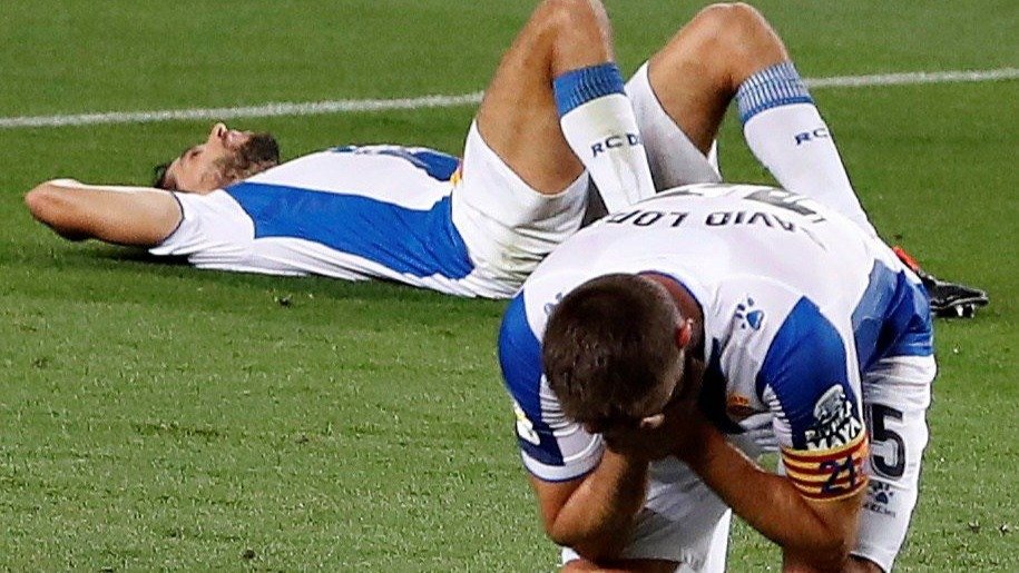 Los jugadores del Espanyol se lamentan tras recibir el único tanto del partido.
