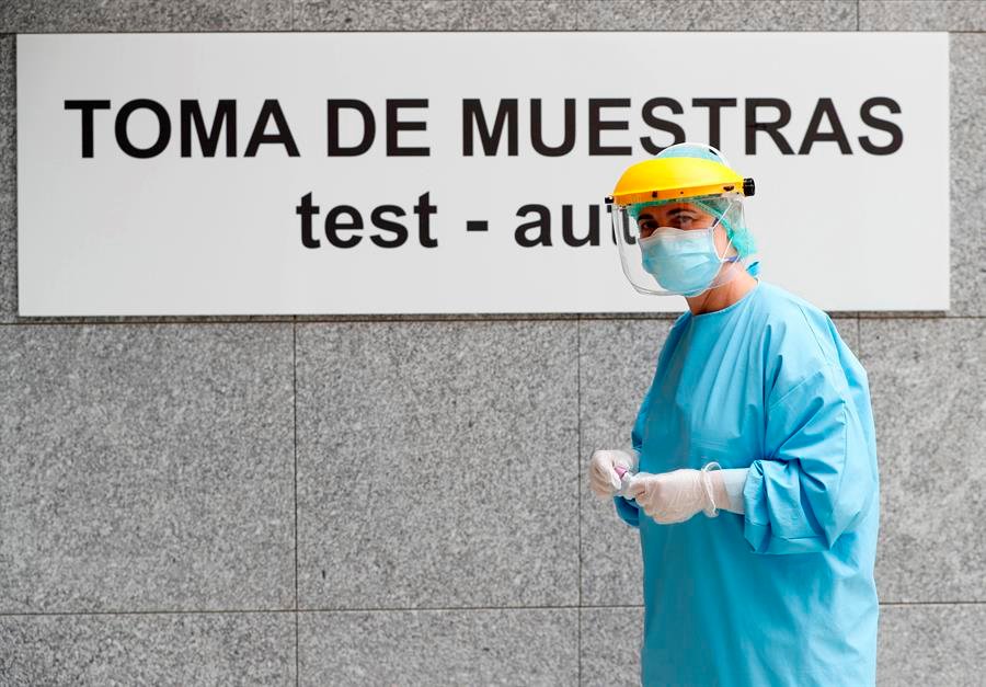 Miembros del personal sanitario del Hospital da Costa realizan PCR a los casos que estuvieron en contacto con algún positivo, en Burela
