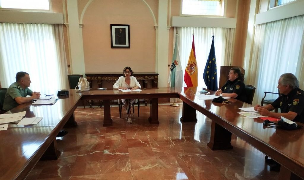 El comisario jefe de Vigo, Carlos Varcárcel, primero por la derecha, en la junta que presidió ayer la subdelegada.