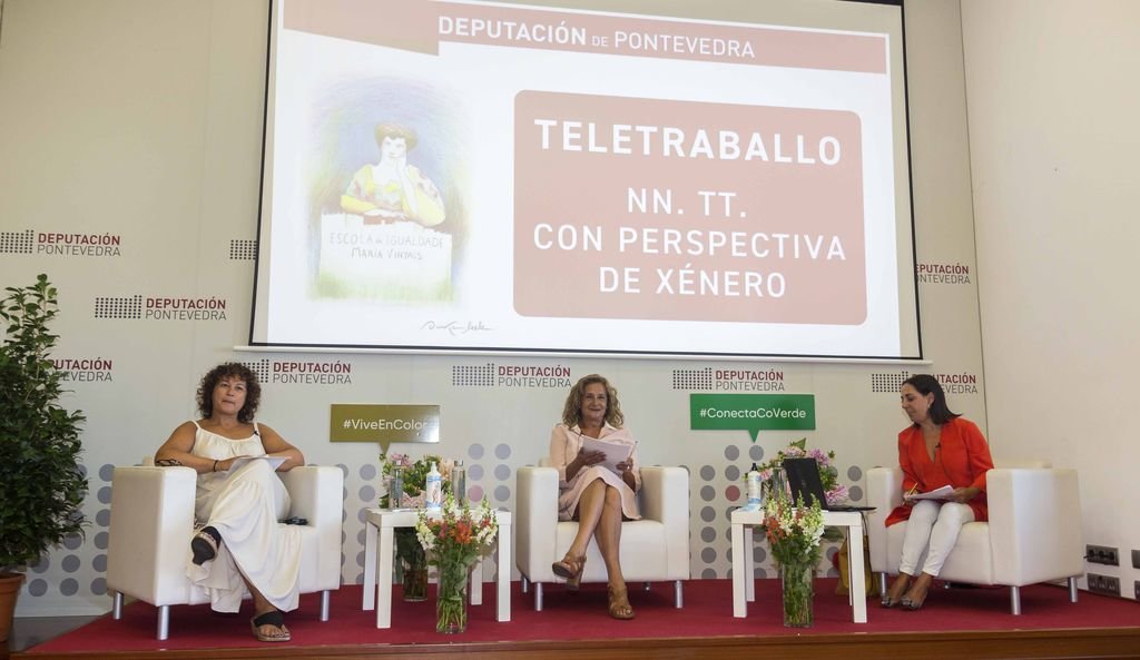 Ana Belén Valiño, Carmela Silva y Ana Fuentes durante la celebración del webinar.