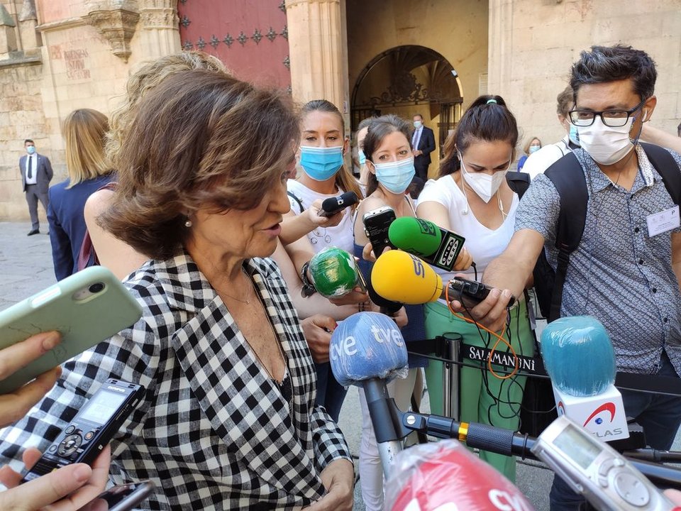 Carmen Calvo atiende a los periodistas en Salamanca.