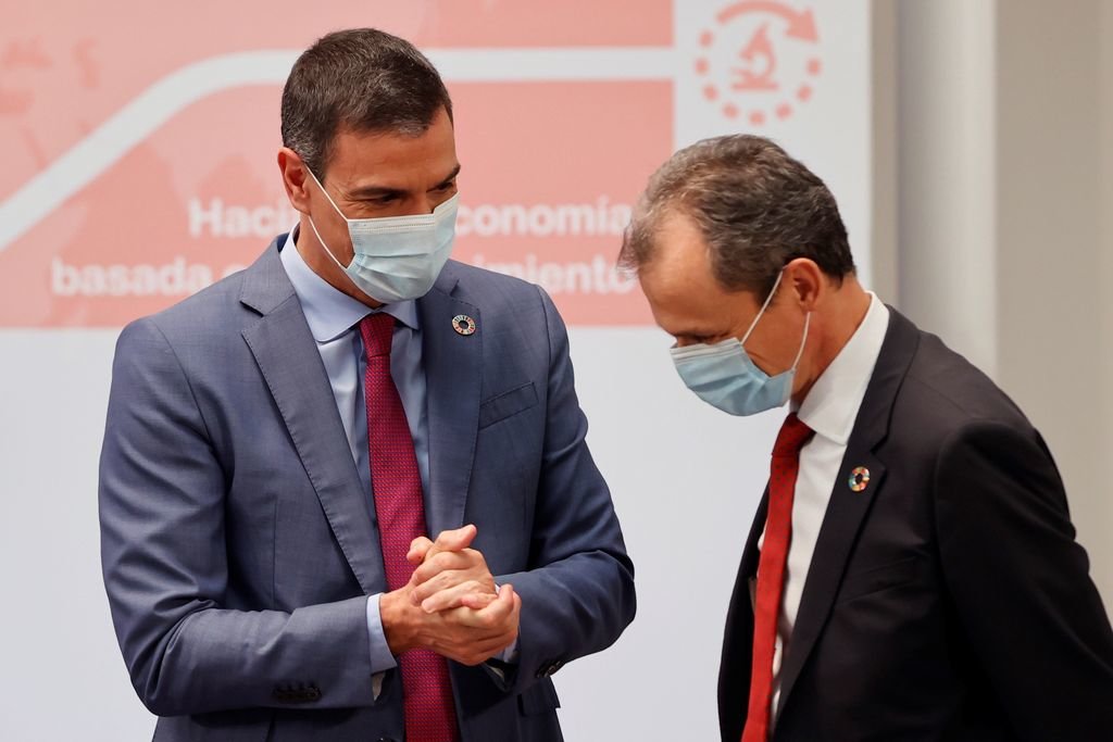 Pedro Sánchez y el ministro de Ciencia, Pedro Duque conversan durante el lanzamiento del plan para la ciencia.