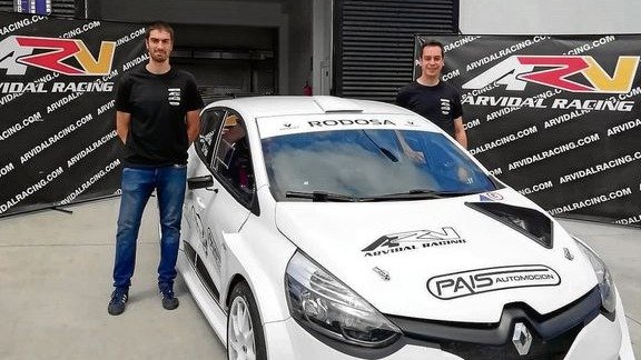 Los vigueses Álex y Santi Pais han construido un Renault Clio N5 .