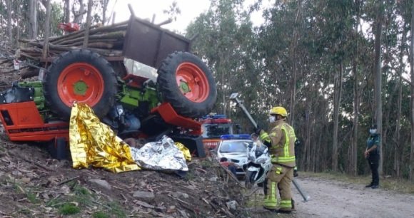 Imagen de archivo de otro accidente de tractor en Vilaboa, en el que también falleció su conductor.
