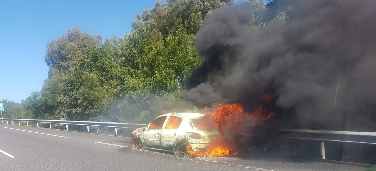 Arde un coche antes de la salida a A Cañiza en la A52