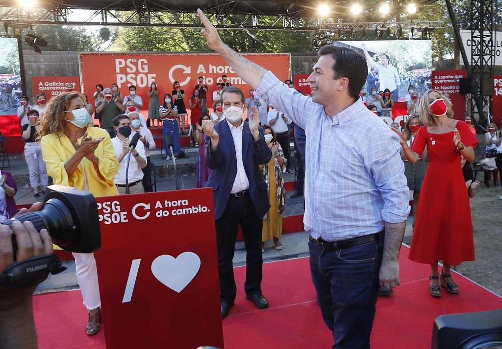 Gonzalo Caballero reconoció la intensidad de la campaña y recibió ovaciones de los asistentes ayer al mitin en Castrelos.