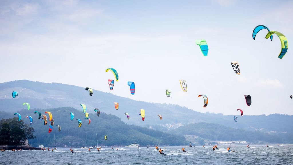 La playa de Cesantes será testigo del regreso del kite surf a sus aguas.