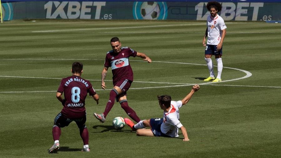 El centrocampista de Osasuna Iñigo Pérez (d) disputa un balón ante el delantero del Celta Iago Aspas (2-i) durante el partido