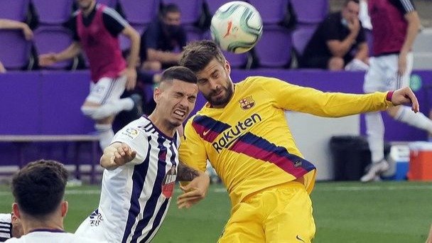 Javi Sánchez y Piqué disputan un balón aéreo en el partido de ayer.