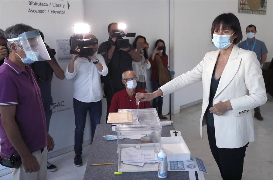 La candidata del BNG a la presidencia de la Xunta, Ana Pontón, ejerce su derecho al voto en un colegio electoral de Santiago de Compostela